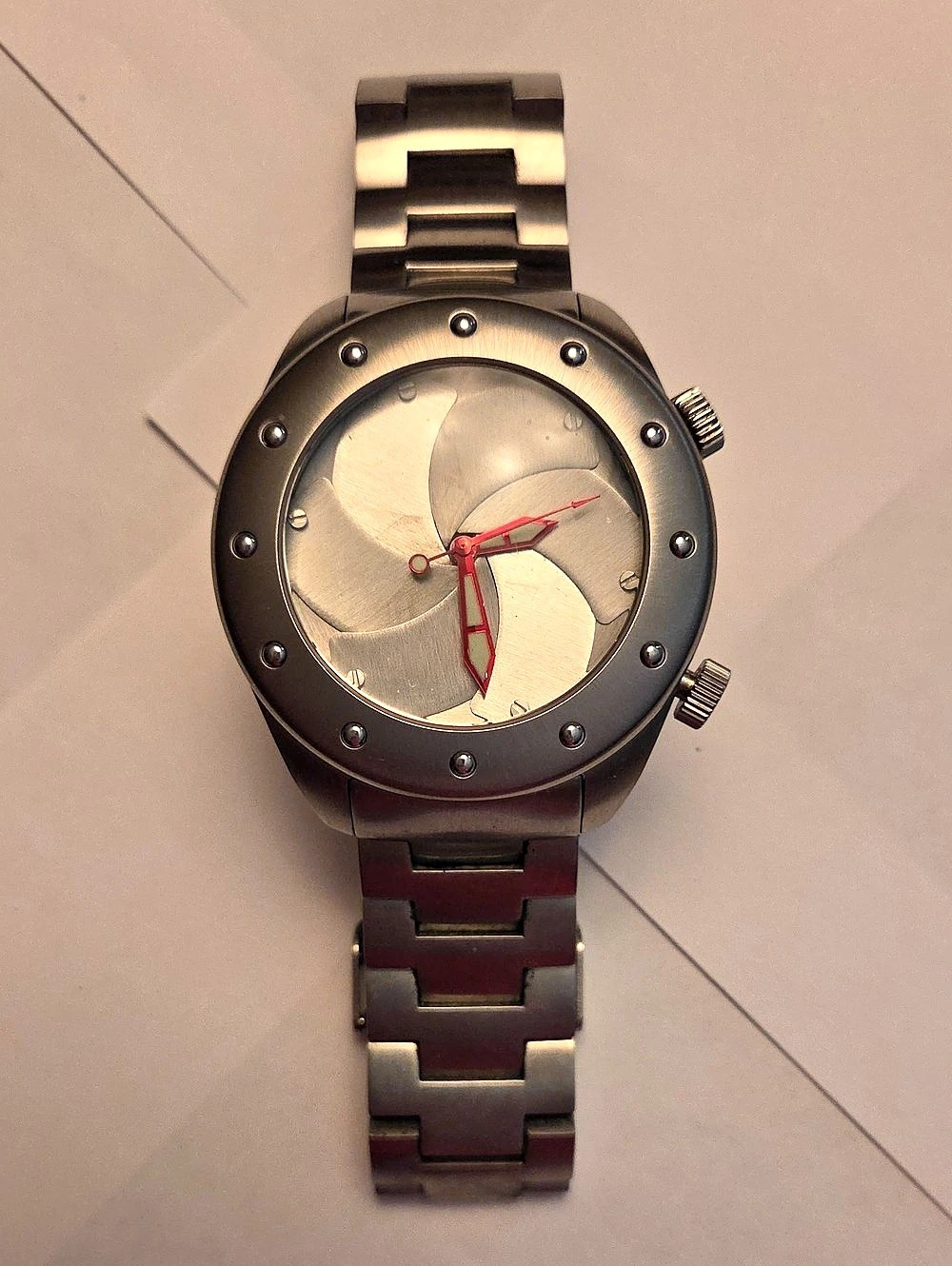 Android Aperture Shutter Watch Men's Silver & Red Watch
